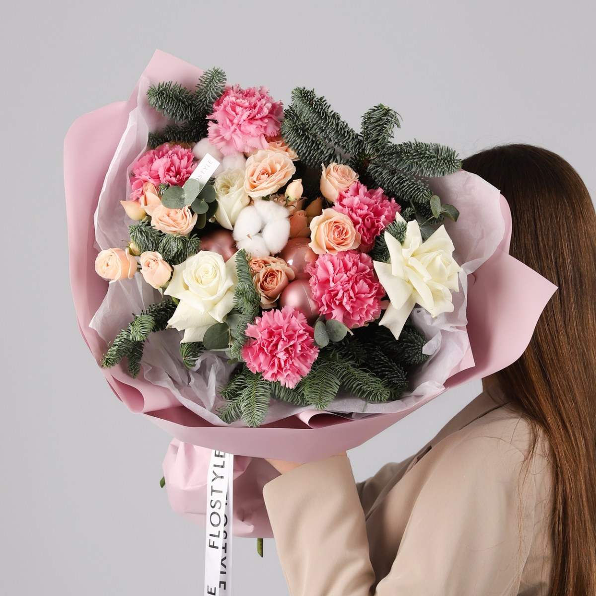 Зимний авторский букет розы, нобилис и хлопок